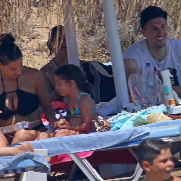 Paparazzi! Ο Δημήτρης Διαμαντίδης με την κούκλα σύζυγό του και τα παιδιά τους στην παραλία!