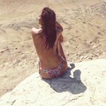 Η παρουσιάστρια του Epsilon ποζάρει topless στην παραλία και κόβει… την ανάσα