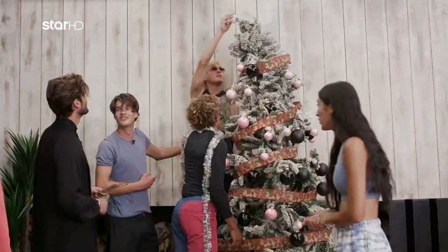 GNTM: Η έκπληξη του Γιώργου Καράβα με το χριστουγεννιάτικο δέντρο στον ημιτελικό και τα δώρα που έκανε στα μοντέλα