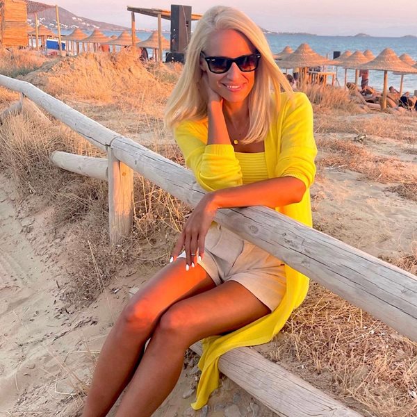 Κατερίνα Παναγοπούλου: Στην παραλία με το κοκτέιλ της (φωτογραφίες & βίντεο)