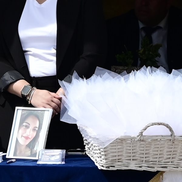 Άγιοι Ανάργυροι: Θρήνος στην κηδεία της Κυριακής -  Ντυμένη νύφη σε λευκό φέρετρο η 28χρονη