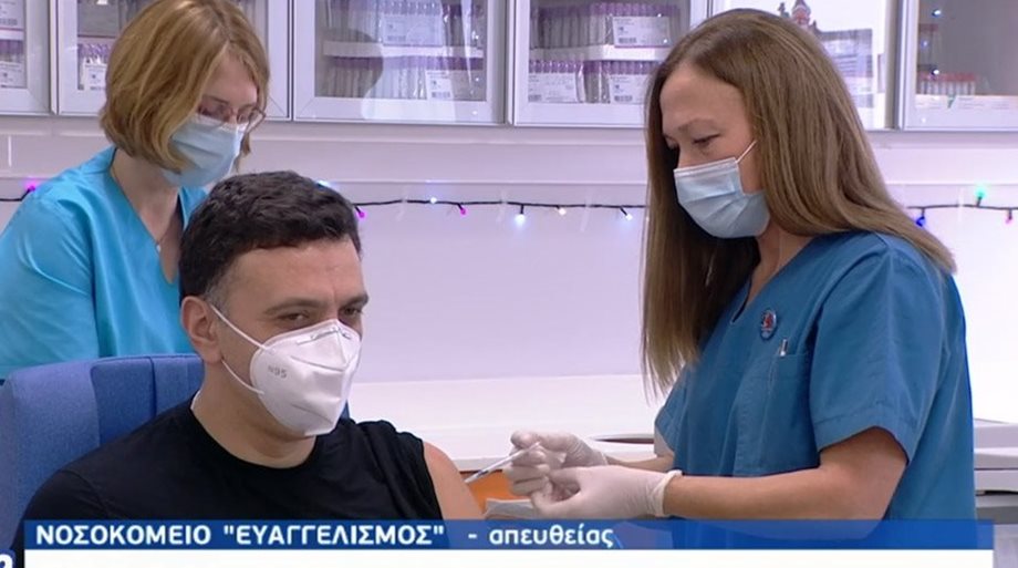 Κορονοϊός: Εμβολιάστηκε ο υπουργός Υγείας Βασίλης Κικίλιας