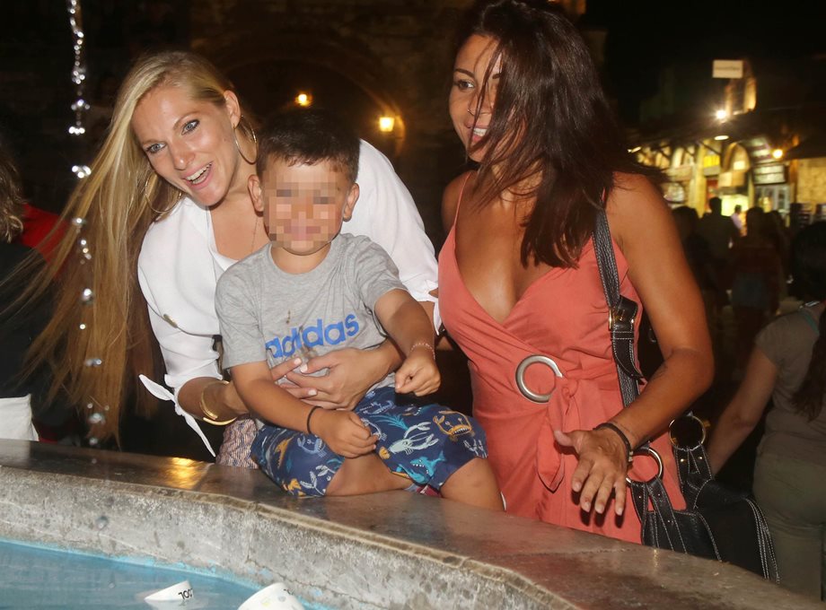 Paparazzi! Η Ειρήνη Κολιδά στη Ρόδο με τη Σάρα Εσκενάζυ και τον γιο της