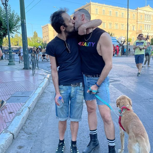 Athens Pride - Αύγουστος Κορτώ: Το δημόσιο φιλί στον σύζυγό του - "Δεν προκαλεί, δεν απειλεί"