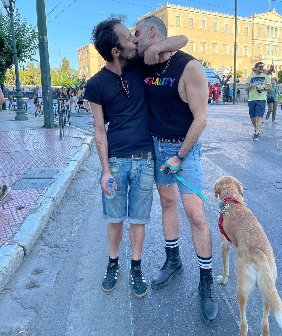 Athens Pride - Αύγουστος Κορτώ: Το δημόσιο φιλί στον σύζυγό του - "Δεν προκαλεί, δεν απειλεί"