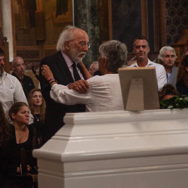 Κηδεία Ζωής Λάσκαρη: Απαρηγόρητος ο Αλέξανδρος Λυκουρέζος