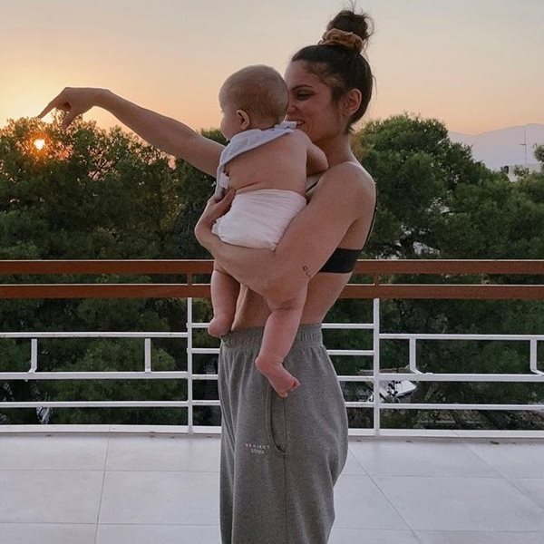 Μαίρη Συνατσάκη: Φωτογραφίζει την κόρη της να κάνει τα πρώτα της βήματα!