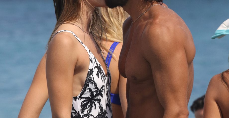 Paparazzi! Τρυφερά τετ α τετ στην παραλία για το ερωτευμένο ζευγάρι της ελληνικής showbiz!