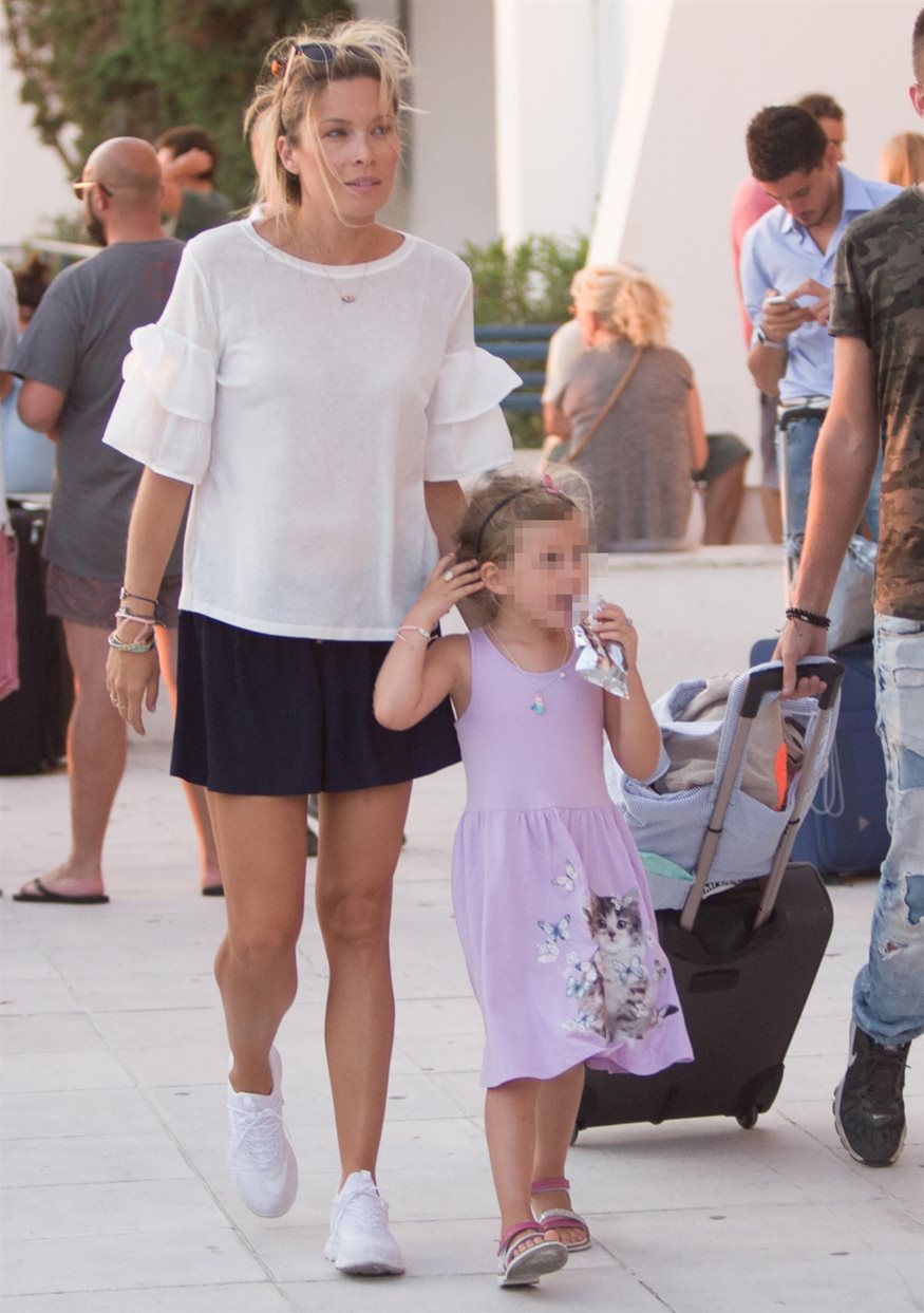 Paparazzi: Η Μαριέττα Χρουσαλά και ο Λέων Πατίτσας στο αεροδρόμιο με τα παιδιά τους!