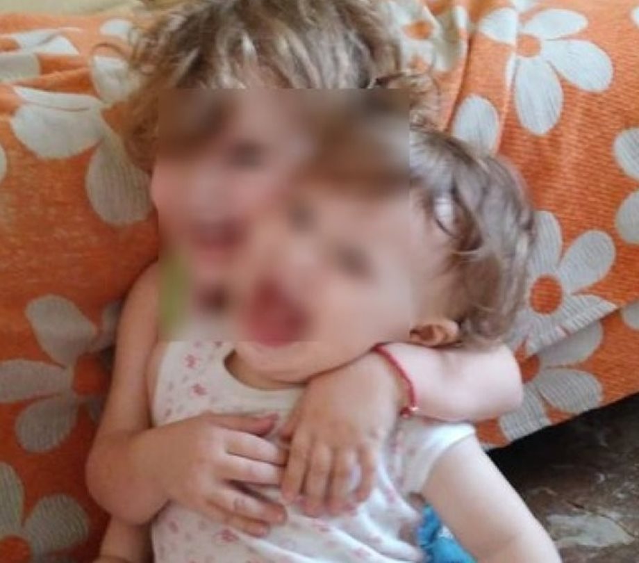 Θάνατοι 3 παιδιών στην Πάτρα: Η συγκλονιστική ζωγραφιά έξω από το σπίτι της οικογένειας
