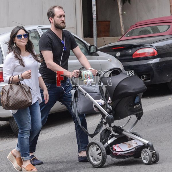 Μαρίνα Ασλάνογλου – Δημοσθένης Πέππας: Στο κέντρο της Αθήνας μαζί με τον 5 μηνών γιο τους