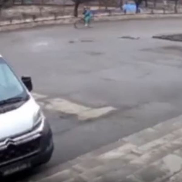 Πόλεμος στην Ουκρανία: Ποδηλάτης βρίσκει ακαριαίο θάνατο από βλήμα πυροβολικού  - Πάρα πολύ σκληρό βίντεο 