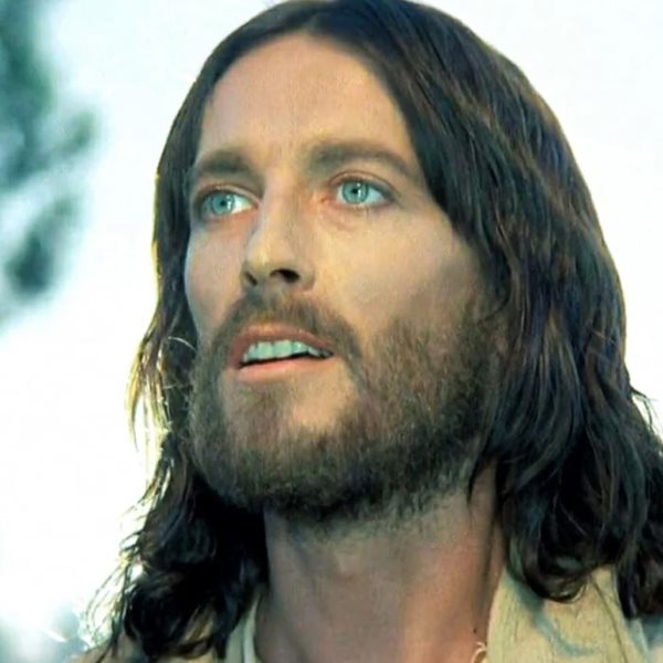 Ο Ιησούς από τη Ναζαρέτ: Δείτε πώς είναι σήμερα στα 77 του ο πρωταγωνιστής της σειράς, Ρόμπερτ Πάουελ