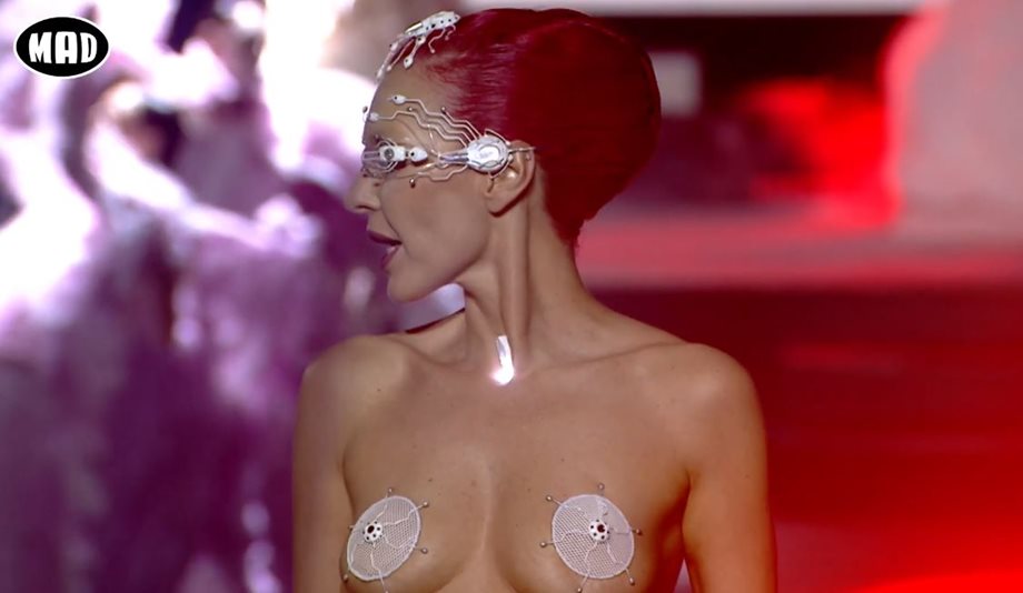 Τάμτα: Η αποκαλυπτική εμφάνιση στο Madwalk 2023 - Βγήκε topless από το φόρεμα γλυπτό (βίντεο)