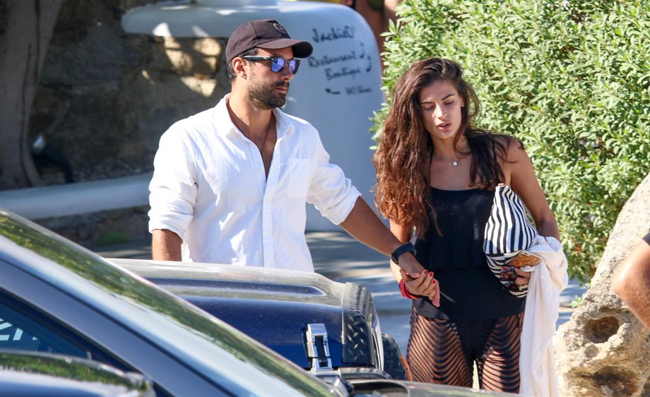 Paparazzi! Σάκης Τανιμανίδης και Χριστίνα Μπόμπα χέρι-χέρι στη Μύκονο με beachwear εμφάνιση!