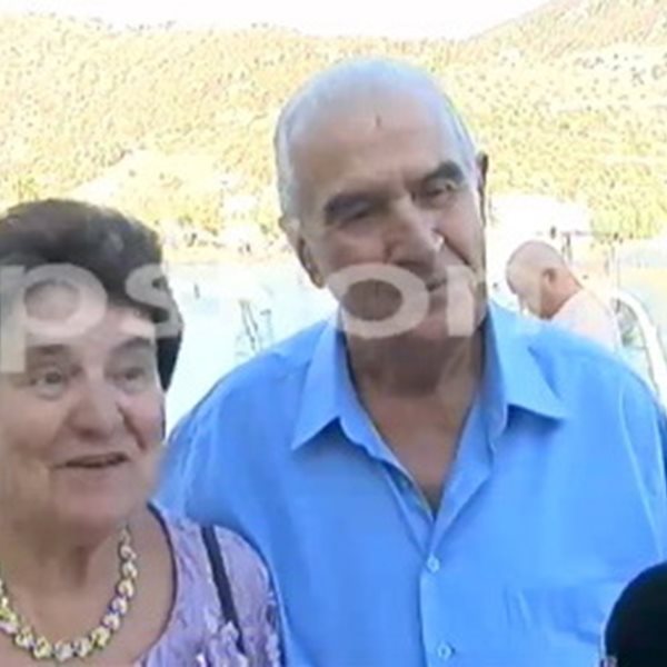 Συγκινημένοι ο παππούς και η γιαγιά της Χριστίνας Μπόμπα, βλέποντας την εγγονή τους ντυμένη νυφούλα
