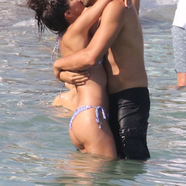 Paparazzi: Παθιασμένα φιλιά στη μέση της παραλίας για το ερωτευμένο ζευγάρι της showbiz