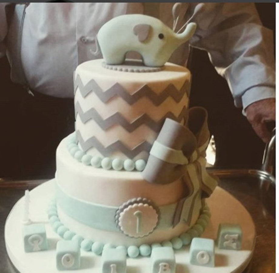 Ζευγάρι της ελληνικής showbiz γιόρτασε τα πρώτα γενέθλια του γιου του με αυτή την εντυπωσιακή τούρτα!