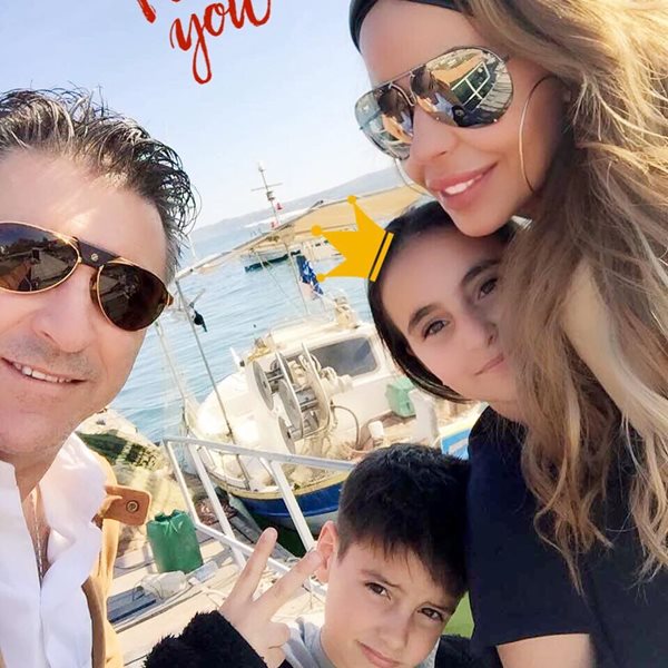 Η Ιωάννα Λίλη και τα παιδιά της φόρεσαν τα μαγιό τους και ποζάρουν σε μια μοναδική φωτογραφία στην παραλία!