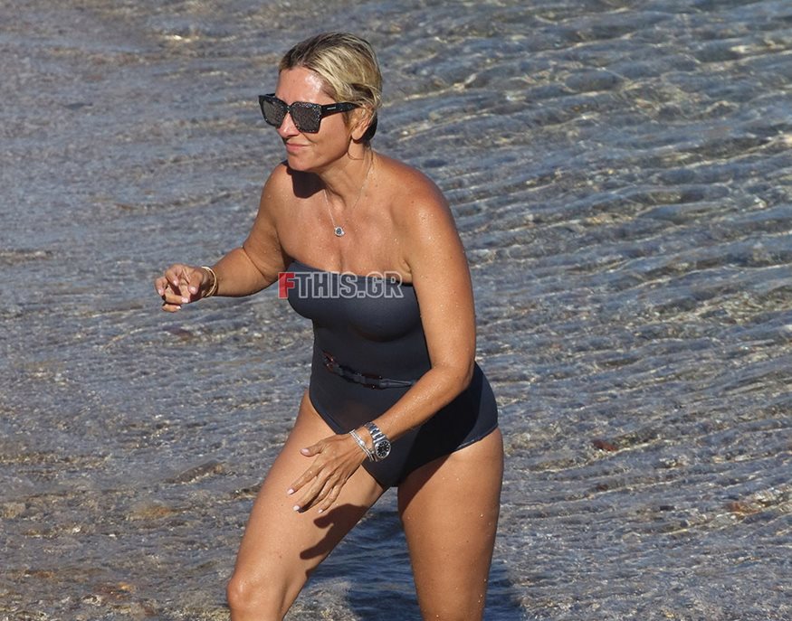 Paparazzi! Δείτε τη Marie Chantal με ολόσωμο μαγιό σε παραλία της Μυκόνου