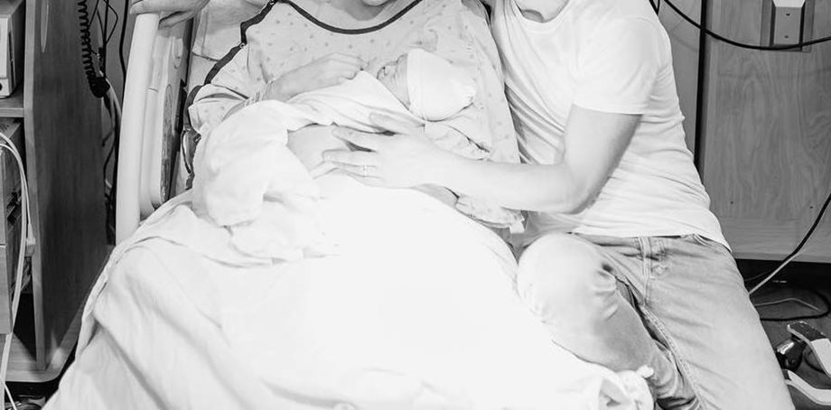 Έγινε μανούλα χθες τα ξημερώματα και αυτή είναι η πρώτη φωτογραφία με τον νεογέννητο γιο της μέσα από το μαιευτήριο!