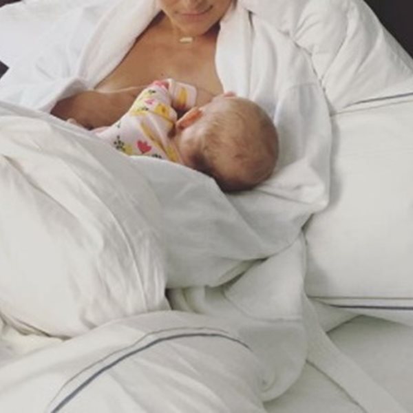 Θηλάζει το μωράκι της και μοιράζεται της στιγμή με τους φίλους της στο instagram