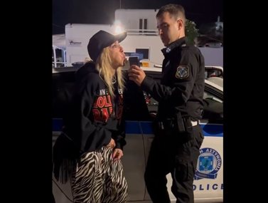 Άννα Βίσση: Βιντεοσκόπησε τη στιγμή που αστυνομικός της κάνει αλκοτέστ - &quot;Ήπια μόνο δύο ποτήρια&quot;