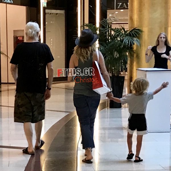 Αποκλειστικό! Άννα Βίσση - Νίκος Καρβέλας: Βόλτα με τα εγγόνια τους!