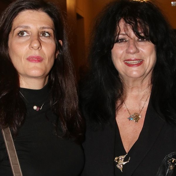 Άννα Βαγενά: Βραδινή έξοδος με την κόρη της, δέκα μήνες μετά τον θάνατο του Λουκιανού Κηλαηδόνη