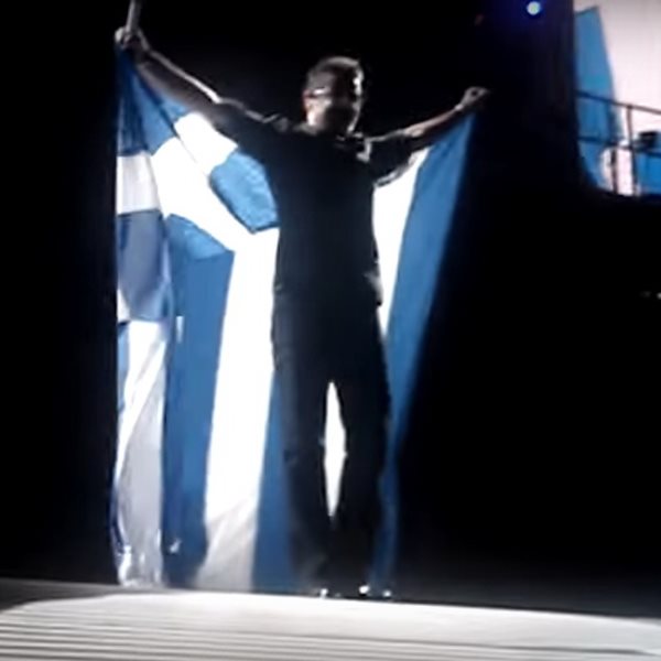Αθήνα 2007: Όταν ο George Michael τραγουδούσε στη σκηνή αγκαλιά με την Ελληνική σημαία