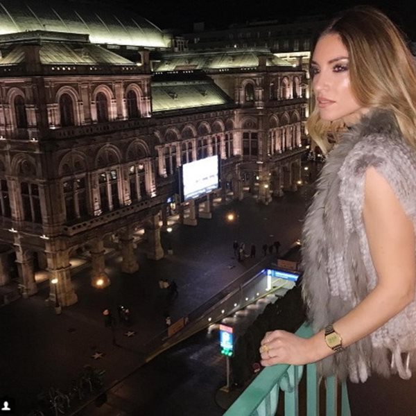 Αθηνά Οικονομάκου: Με εντυπωσιακό casual look ποζάρει από την Αυστρία