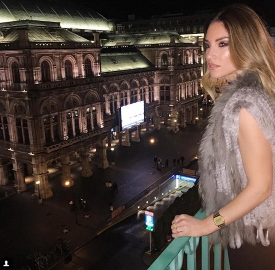 Αθηνά Οικονομάκου: Με εντυπωσιακό casual look ποζάρει από την Αυστρία