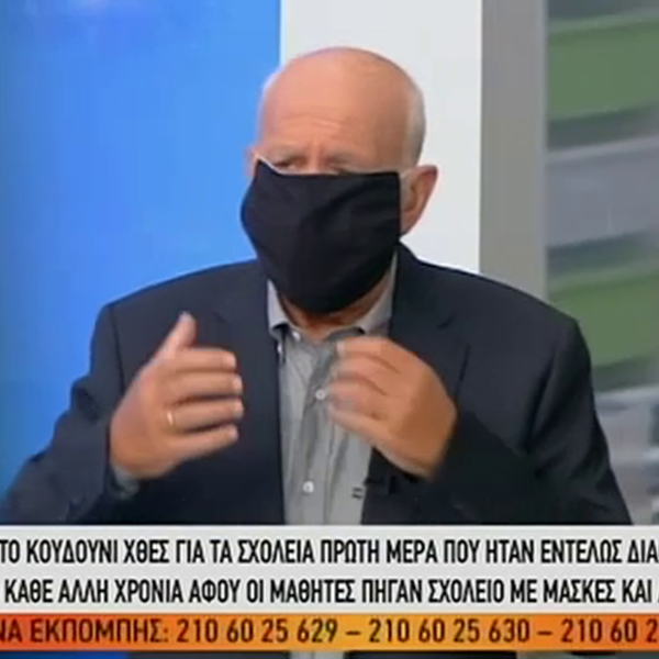 Γιώργος Παπαδάκης: Η επική στιγμή που… δοκιμάζει on air τις μάσκες που μοιράστηκαν στα σχολεία 