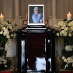 Κηδεία Κώστα Βουτσά: Η αποκάλυψη για τη φωτογραφία που βρίσκεται πάνω από τη σορό του 