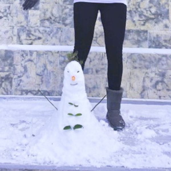 H ξανθιά ελληνίδα παρουσιάστρια έφτιαξε τον πιο… άσχημο χιονάνθρωπο!