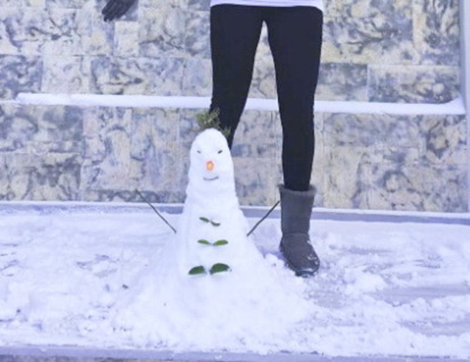 H ξανθιά ελληνίδα παρουσιάστρια έφτιαξε τον πιο… άσχημο χιονάνθρωπο!