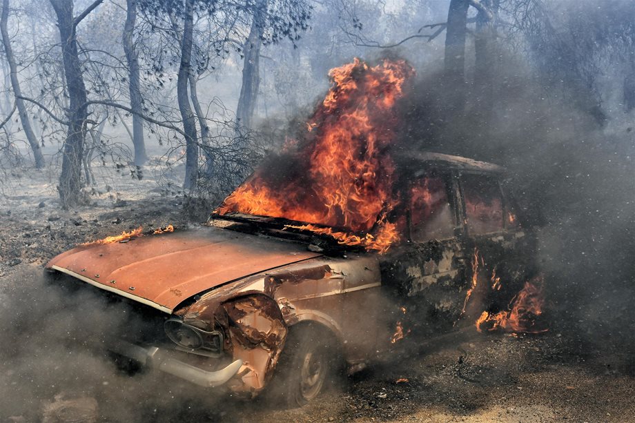 Στα Δερβενοχώρια το πιο δύσκολο πύρινο μέτωπο: Η τελευταία ενημέρωση της πυροσβεστικής για τις φωτιές