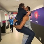Απίστευτο σκηνικό στο EuroBasket: Ο προπονητής της Ιταλίας πήδηξε πάνω στον Γιάννη Αντετοκούνμπο 