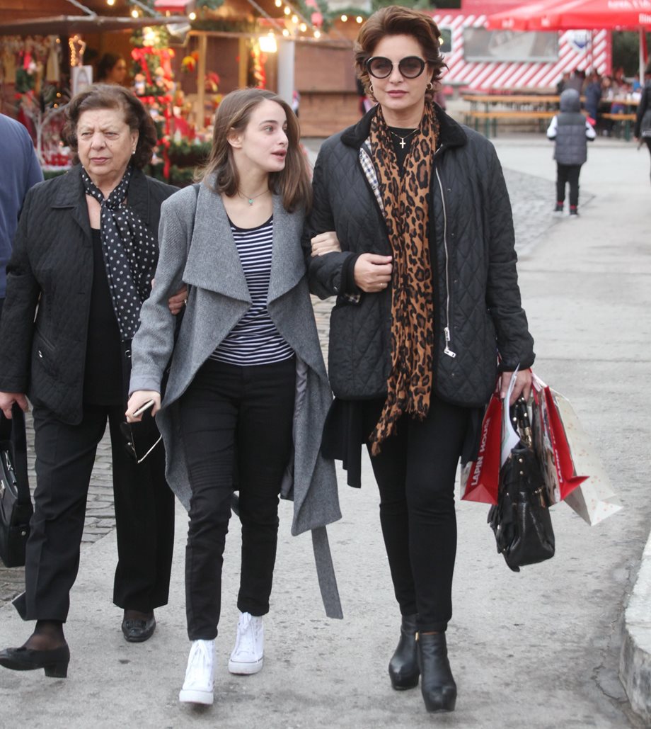 Paparazzi! Δείτε την Άντζελα Γκερέκου σε βόλτα με την κόρη της, Μαρία