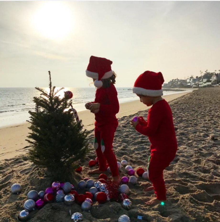 Τα παιδιά της πασίγνωστης celebrity στόλισαν ένα διαφορετικό Χριστουγεννιάτικο δέντρο...
