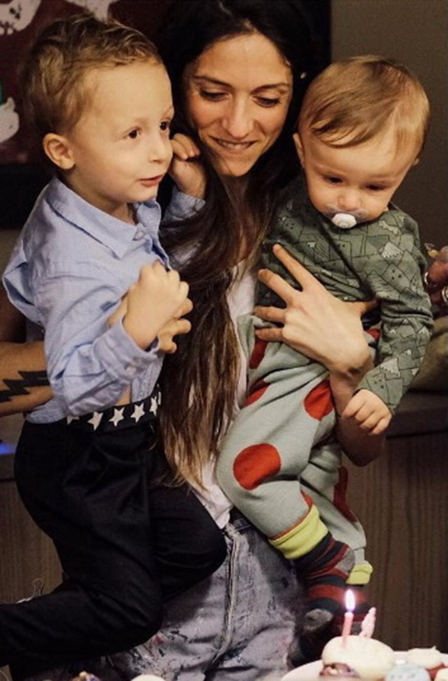 Σοφία Καρβέλα: Τρυφερές φωτογραφίες με τους γιους της