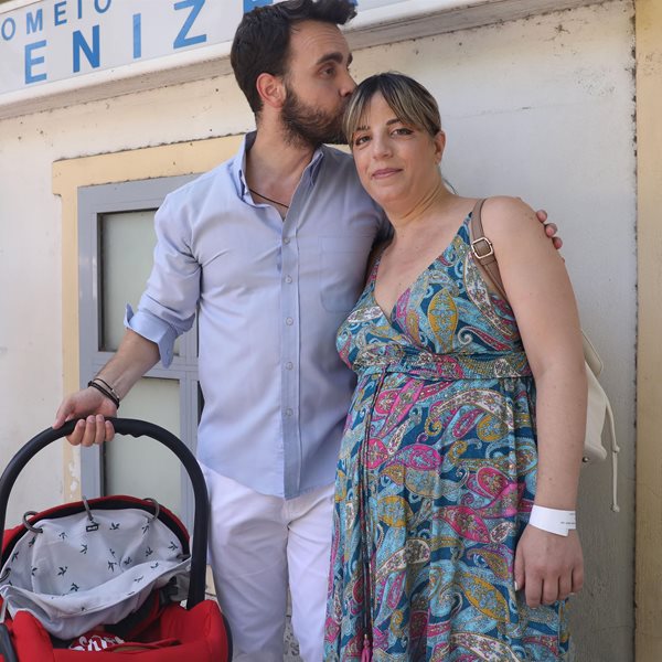 Λάζος Μαντικός - Αθηνά Κουρή: Εξιτήριο από το μαιευτήριο με τη νεογέννητη κόρη τους (φωτογραφίες)