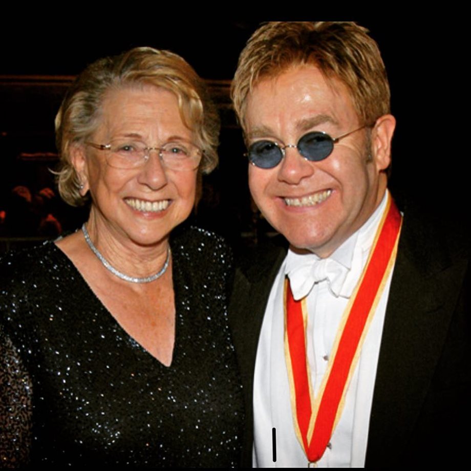Δύσκολες ώρες για τον Elton John: Έφυγε από τη ζωή η μητέρα του