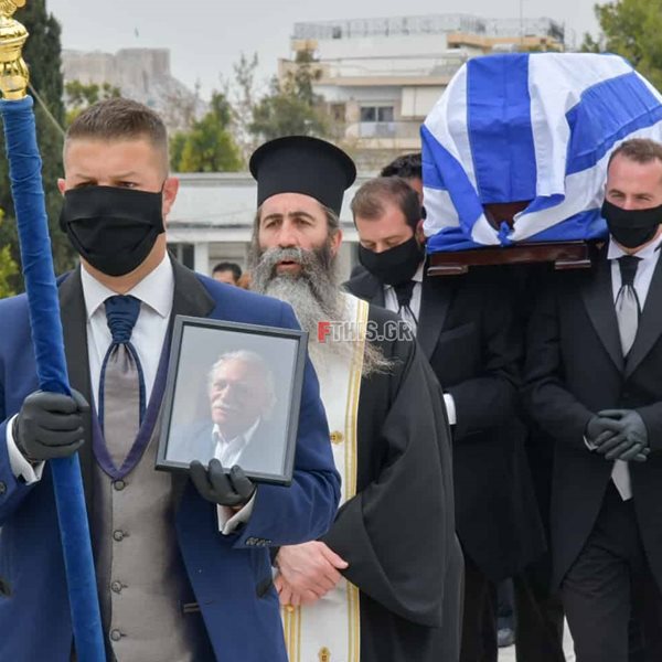Θλίψη στην κηδεία του Μανώλη Γλέζου (φωτογραφίες)