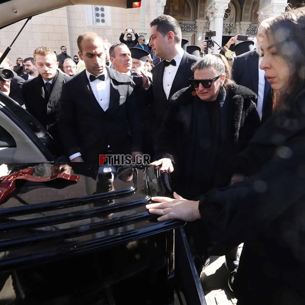 Κηδεία Κώστα Βουτσά: Λύγισαν η Αλίκη Κατσαβού και η Θεοδώρα Βουτσά συνοδεύοντας το φέρετρο