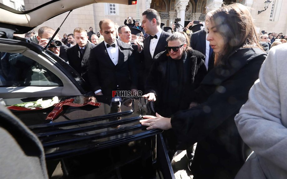 Κηδεία Κώστα Βουτσά: Λύγισαν η Αλίκη Κατσαβού και η Θεοδώρα Βουτσά συνοδεύοντας το φέρετρο