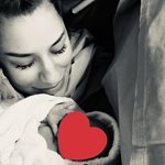 Πωλίνα Φιλίππου: Φωτογραφίζει τον Τριαντάφυλλο Παντελίδη αγκαλιά με τη νεογέννητη κορούλα τους