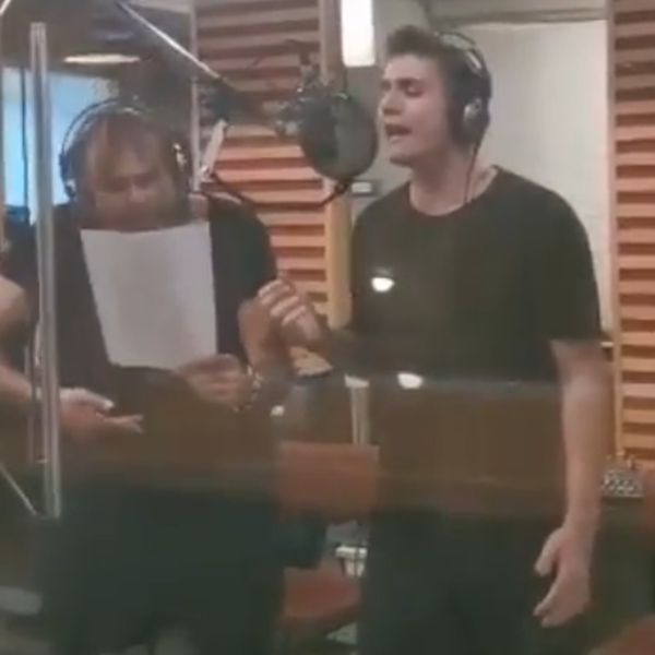 Ο 19χρονος γιος του Γιάννη Πλούταρχου μπήκε στο στούντιο και ηχογράφησε το πρώτο του τραγούδι