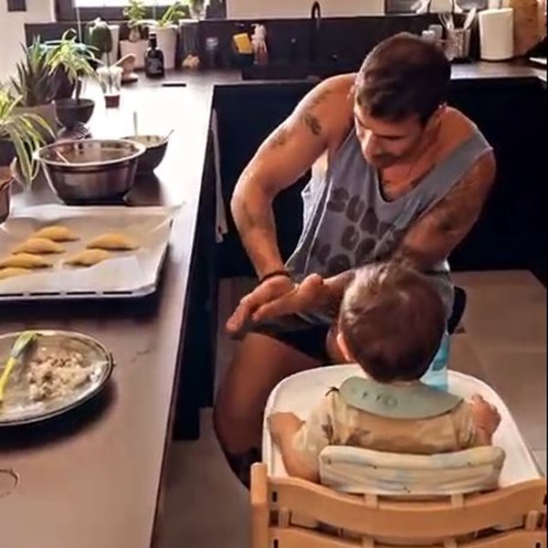 Άκης Πετρετζίκης: Μαθαίνει στον ενός έτους γιο του να φτιάχνει…. τυροπιτάκια