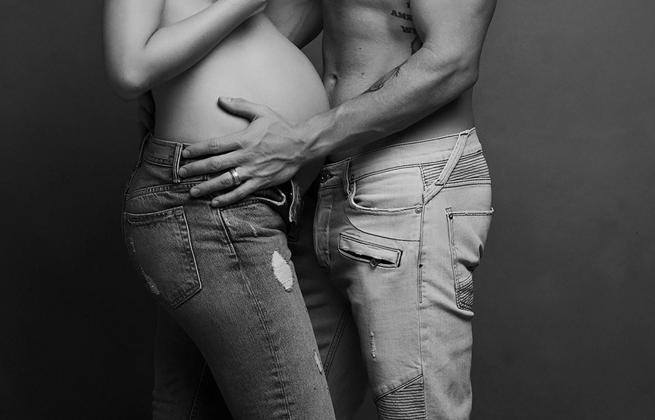 Σε 3 εβδομάδες θα γίνουν γονείς για πρώτη φορά και φωτογραφίζονται χωρίς μπλούζα!